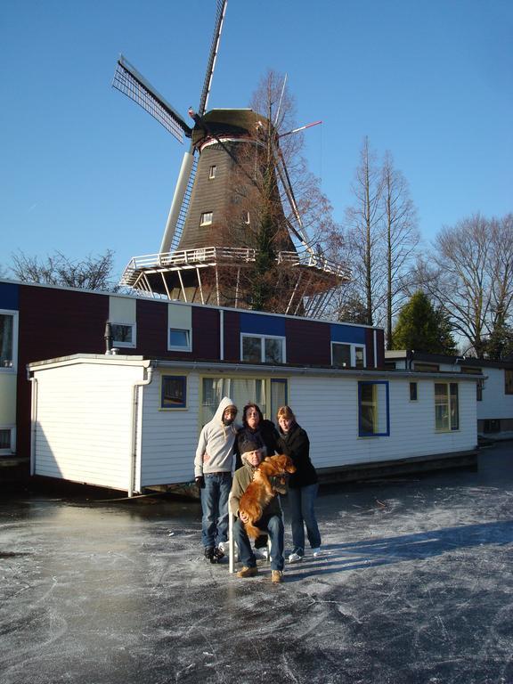 Hôtel Houseboat Under The Mill à Amsterdam Extérieur photo